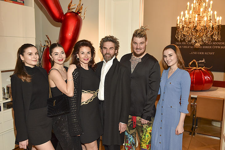 Künstler Hermann Nachbaur, Familie India Nachbaur, Allegra Nachbaur, Sabrina Nachbaur, Hermann Nachbaur, Rudolf Nachbaur, Cosima Nachbaur: Sarah Kronsbein & HERMANN luden zum Ausstellungs-Debüt Alice im Wunderland, Maximilianstrasse München am 12.03.2024 / Foto: BrauerPhotos / Goran Nitschke 